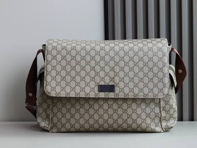 顶级原单 Gu男女通用款！热卖经典妈咪包Gg Supreme和黑色皮革搭配，设置了侧口袋，大容量内里，可调肩带，折叠垫。型号211131啡胶～尺寸：44X28X