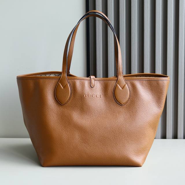 新品到货 简介：这一款包袋，两种风格。Totissima系列托特包演绎双面美学，一面粒面皮革，一面Gg帆布，随心变换多元造型。以 Totissima之名诠释隽永