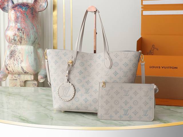 出厂价P 顶级原单 独家实拍 M12088中号白色冲孔 全皮购物袋系列 本款 Blossom 中号托特包取材轻盈镂花牛皮革，将穿孔 Monogram 图案铺陈于