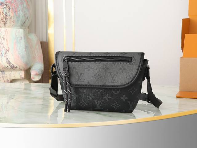 出厂价P 顶级原单 独家实拍 M12806黑花 银花 男 差包系列 本款 Pulse 迷你手袋 取材 Monogram Eclipse 涂层帆布，以简洁线条和运