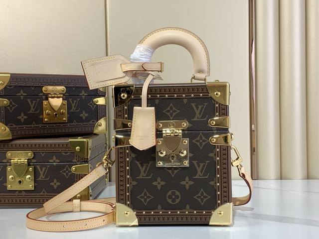 出厂价P 顶级原单复刻独家实拍 The Camera Box 硬箱相机盒 M10079 老花 小巧而容量大，无论在白天还是夜晚都适用于各种造型。作为一款硬箱，可