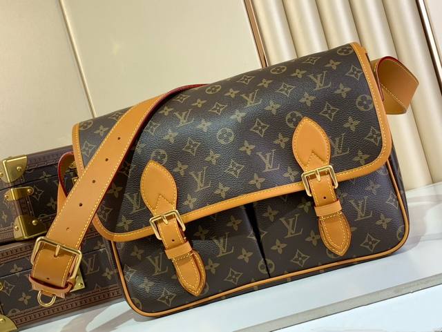 出厂价P 顶级原单复刻独家实拍M14723老花黄皮 复古男包大号邮差包 Satchel 邮差包 向 1990 年代的经典 GibecièRe 手袋汲取灵感，为