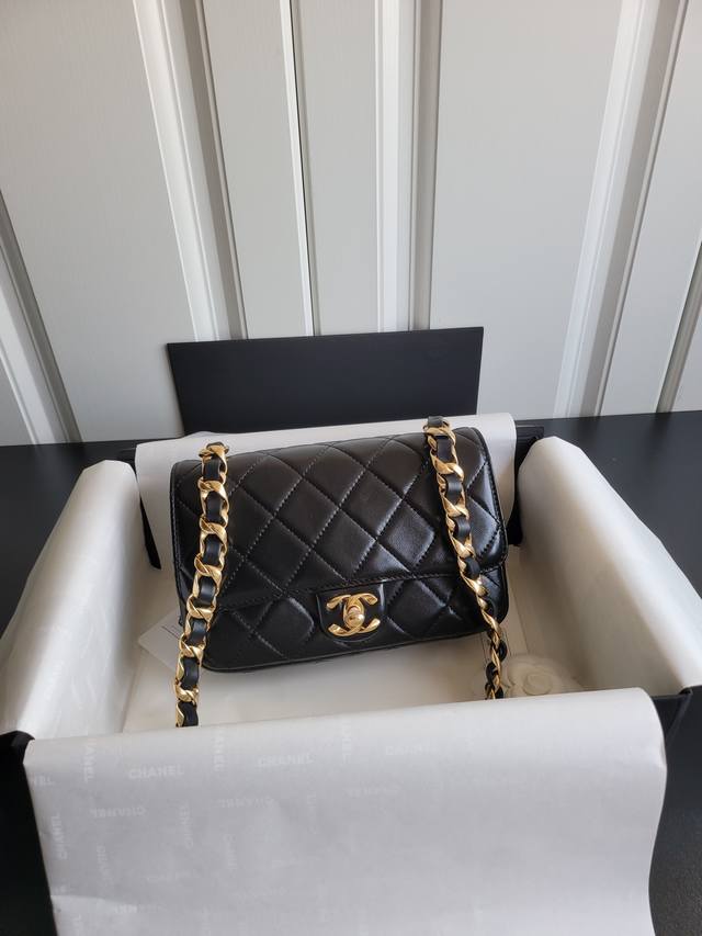 升级原厂 24B新款Cf粗链条单肩包，整个狠狠爱住、好喜欢这种温柔气质的美包包吖~精巧的造型透出高级不失可爱的气质黑色的包面为整体注入了神秘和优雅再配上独特的双