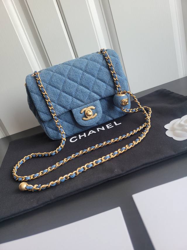 图18 Ohanel 22C早春丹宁牛仔金属球Cf 全铜五金，进口水洗牛仔布，洗水效果和Zp一致 金属球也都是细节，加分加分 牛仔布耐用耐磨还不怕刮伤！牛仔真的