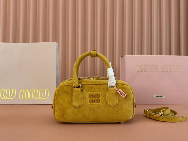 配置专柜全套包装 Miu Miu缪缪 焦糖保龄球上身效果！Miu Miu 女士Arcadia 牛皮手提包斜挎包轻质衬垫设计让手袋看起来更加饱满，尽显大都会风格。