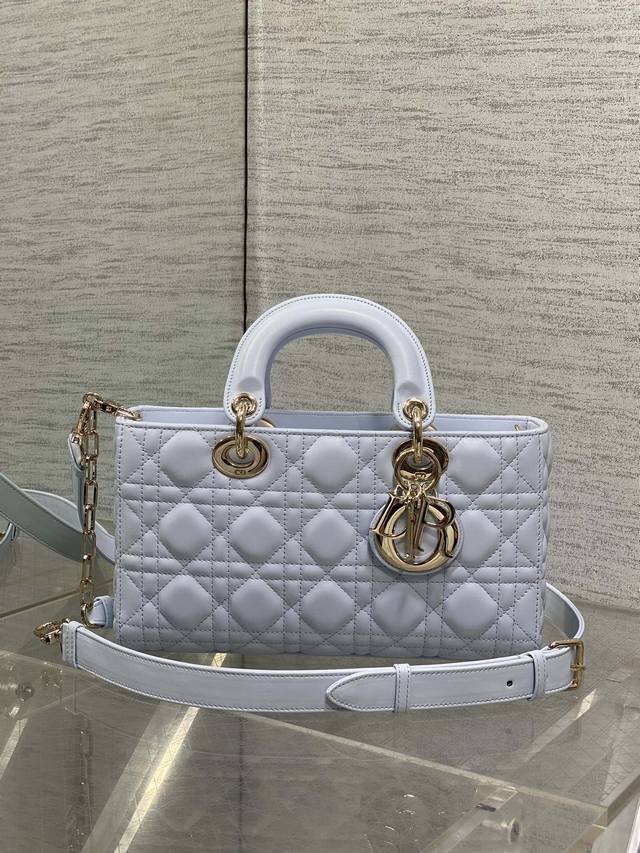 大号冰川蓝现货 原厂皮内里配羊筋绒全新D-Joy强势回归，大爆款的节奏，包包自带两条肩带，多种背法♀，上身又美又飒，经典的菱格设计，搭配柔软的绵羊皮优雅又时尚