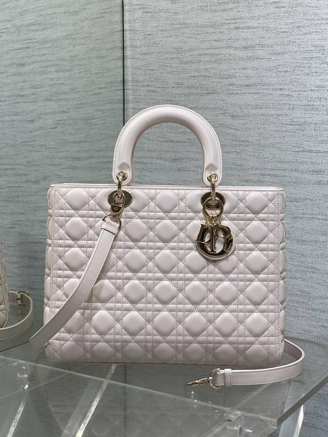 樱花粉现货 原厂皮配羊筋绒内里Lady最新翻盖羊皮五格，经典升级，改掉之前刮手的拉链设计，实在是太贴心了，被各种拉链包伤害后，真的非常喜欢新款五格的翻盖设计，容