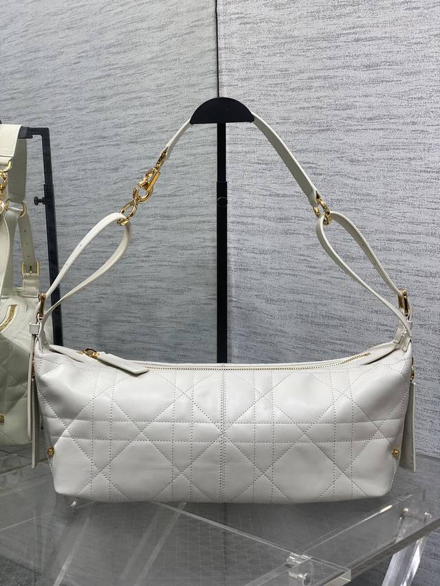 中号现货 Journey系列中号平纹皮，开年就王炸，直接击中心巴上，自带松弛感的Hobo包，包形柔软又随意，复古的皮，搭配金色的字母肩带扣，整体高级又时髦，精致