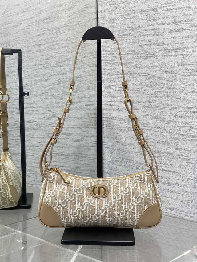 现货 酒椰草效果格纹布这款 Cigale 迷你手袋以时尚精致的设计丰富30Montaigne 系列。将浅饼干色光滑牛皮革与蓝色格纹布相结合，彰显优雅气质，轻盈的