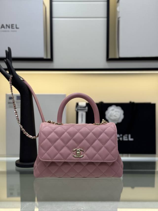 特级版本 Coco Handle 少女粉 浅金 定制原厂细球小牛皮 对版五金 一款成为经典让你爱不释手 适用于任何场合驾驭 品质待您来验证 Size:23Cm 特级版本 Coco Handle 少女粉 浅金 定制原厂细球小牛皮 对版五金 一款成为经典让你爱不释手 适用于任何场合驾驭 品质待您来验证 Size:23Cm