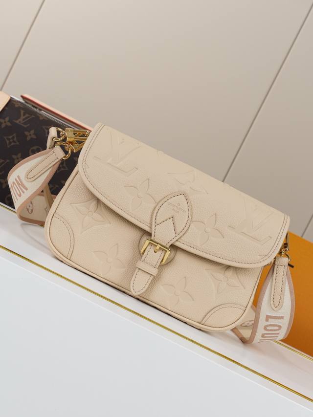 动态163C01芯片 M13231沙黄 顶级原单 独家背景实拍 本款 Diane 手袋为 Epi 皮革描绘经典 Monogram 图案，与耀目金属件相互映衬，成