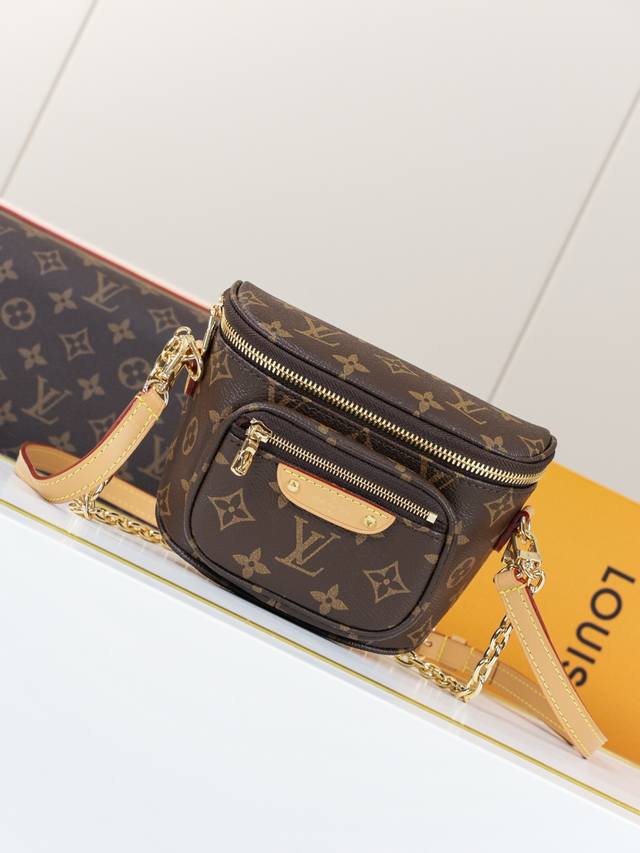 动态163C01芯片 M82335老花 顶级原单 独家背景实拍 本款 Mini Bumbag 手袋取材 Monogram 帆布，展现路易威登对潮流腰包设计的柔婉