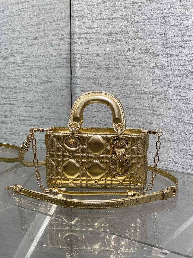 原厂 配全套原版包装 迷你现货 D-Joy Bag羊皮 款时尚果然就是轮回，回归了一把中古戴妃长方包形，短链条细长肩带直接封神！！复古时髦感超强，真是什么场合都