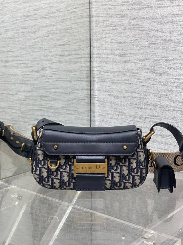 顶级 配全套包装 春夏New Street Chic系列，谁背谁好看，海盗爷时期Punk 完美升级，必定是爆款，酷飒十足，做旧的金属字母牌，经典Oblique