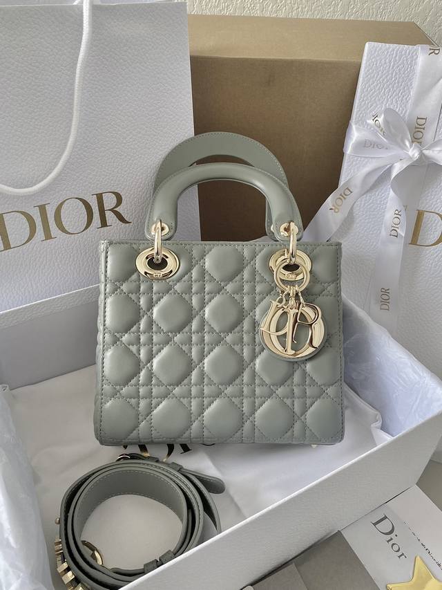 原厂 配全套原版包装 岩石灰 羊皮四格金扣 戴妃作为经典的代表，怎么买怎么对 特别手拎时会显得整个人非常温柔优雅 四格尺寸比三格更大气稳重，不后悔系列 我一直都