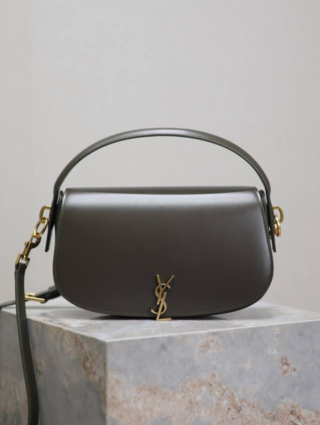 绿色 Voltaire_手提斜挎包 这个名称源自于主张自由 倡导宽松18世纪“启蒙时代”的法国作家兼哲学家伏尔泰，整只包采用略带光泽的顶级奢华Box小牛皮制作，