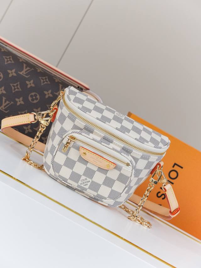 动态163C01芯片 M00130 白格顶级原单 独家背景实拍 本款 Mini Bumbag 手袋取材 Monogram 帆布，展现路易威登对潮流腰包设计的柔婉