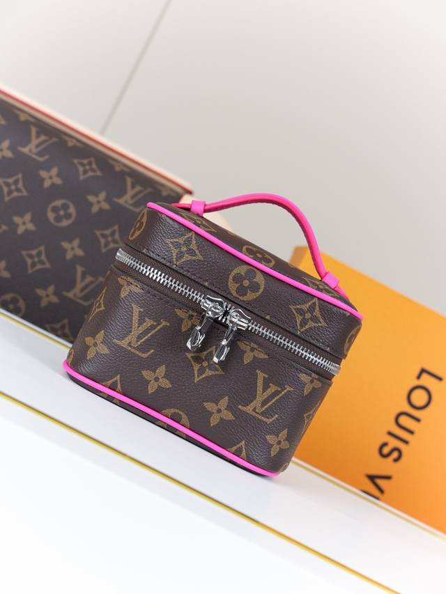 动态163C01芯片 M14832玫红小 顶级原单 独家背景实拍 本款 Nice Nano 化妆包以 Monogram 涂层帆布塑造紧凑构型，可轻松容纳指甲油和