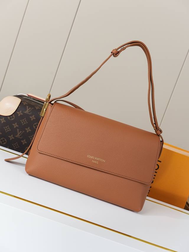 动态163C01芯片 M13151 棕色 顶级原单 独家背景实拍 经典 Low Key 系列匠心呈现翻盖新作：本款 Low Key Messenger 手袋取材