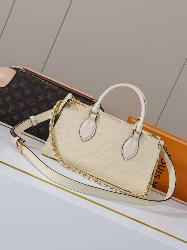 动态163C01芯片 M23698米白 顶级原单 独家背景实拍 本款 Onthego East West 手袋引入 Onthego 小号托特包设计，以 Mono