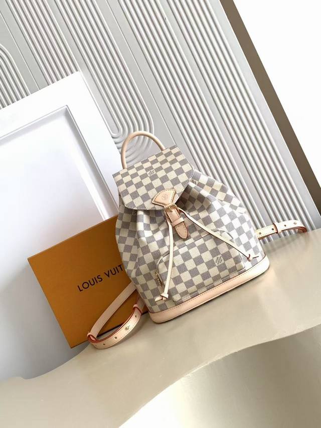 动态163C01芯片 N00120 白格 顶级原单 独家背景实拍 本款 Montsouris 小号双肩包采用凹版印制工艺铺陈经典 Damier Azur 图案，