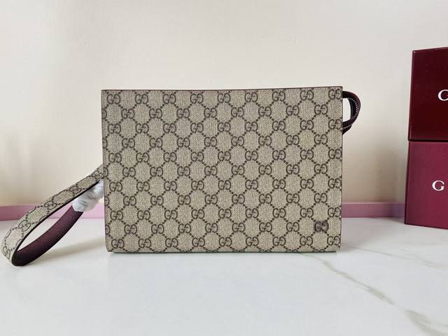 这款手拿包是2025早秋系列的一款力作。此单品以Gg Supreme帆布匠心打造，配以撞色皮革滚边，缀饰陶瓷效果Gg细节。 黑色Gg Supreme帆布 蓝色皮