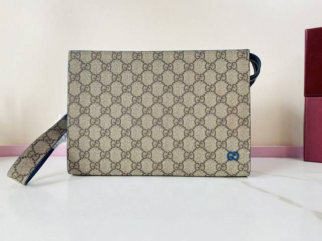 顶级原厂皮，配原厂绿盒包装 饰Gg细节手拿包。作为品牌标志性材质，Gg Supreme帆布已然成为Gg设计宇宙中的主打面料。在全新系列中透过Gg美学视角得以焕新