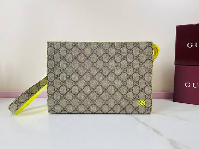 这款手拿包是2025早秋系列的一款力作。此单品以Gg Supreme帆布匠心打造，配以撞色皮革滚边，缀饰陶瓷效果Gg细节。 米色和深棕色Gg Supreme 翠