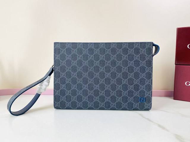 这款手拿包是2025早秋系列的一款力作。此单品以Gg Supreme帆布匠心打造,配以撞色皮革滚边,缀饰陶瓷效果Gg细节。 黑色Gg Supreme帆布 蓝色皮 这款手拿包是2025早秋系列的一款力作。此单品以Gg Supreme帆布匠心打造,配以撞色皮革滚边,缀饰陶瓷效果Gg细节。 黑色Gg Supreme帆布 蓝色皮