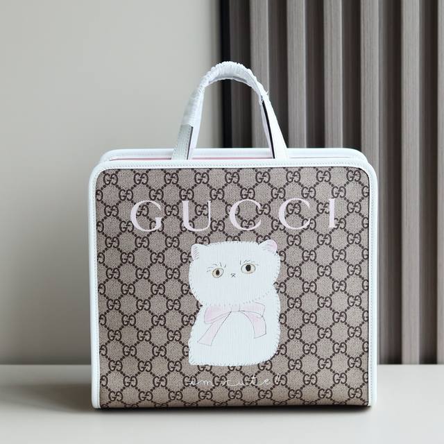 新品 顶级原单 Gg儿童动物印花托特包。 早春儿童系列匠心融蕴圆形互扣式双G和俏皮童趣的青蛙刺绣等设计巧思，趣致演绎精裁风尚。全新成衣单品和配饰以不同的颜色和材