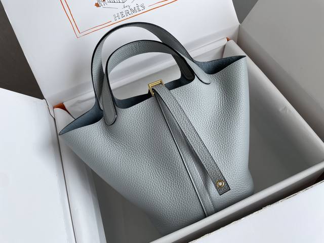 原价1500 618狂欢特惠活动 雾蓝金扣 半手缝 牛皮 全新无质量问题 无礼盒 有布袋 尺寸：18Cn