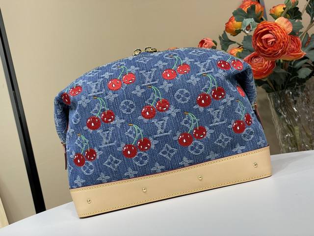 顶级原单复刻独家实拍 Cosmetic Pouch 化妆 Gm M13893 蓝色丹宁牛仔 樱桃 化妆品袋Gm是Monogram牛仔布的必备品，饰有卡哇伊樱桃刺