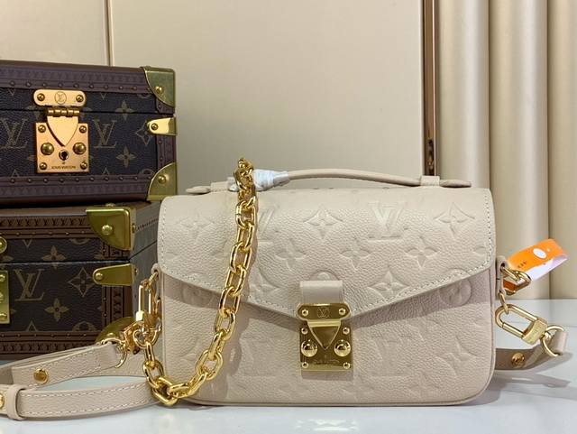 顶级原单复刻独家实拍 Pochette MéTis East West 邮差 M46595 14322 奶茶色 压花 作为Monogram Empreinte系