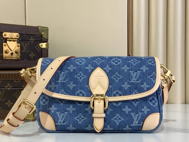 顶级原单复刻独家实拍对版 Diane 手袋 M13070 牛仔 本款 Diane 手袋为经典 Monogram 丹宁布点缀撞色牛皮革饰边和耀目金属件，以摩登笔触