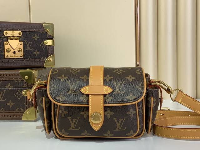 顶级原单复刻独家实拍 Cargo 迷你手袋 M14742 老花 复古 Pvc 本款 Cargo 迷你手袋出自 Monogram Archive 系列，选用柔软