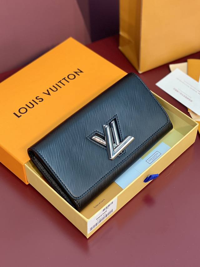 出厂价P M68309黑色 Twist钱夹由Epi皮革制成，将灵巧实用的设计和高度的时尚感融为一体，营造出别样的风格。 Twist钱夹采用转锁设计，以手指交叉的