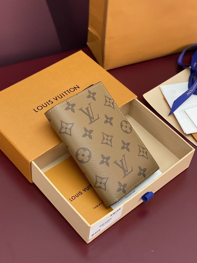 出厂价P M64502 黄花！护照套、现代旅行者的心仪配饰，此款涂层帆布材质的护照封套是时尚感与实用性的结合。配有四个信用卡插槽与两个便利口袋，快捷取用护照。1