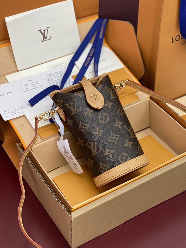 出厂价P 升级版本M80874 芯片版!Fold Me 手拿包以 Monogram 帆布和牛皮革打造,为矩形包身巧搭椭圆形底部,再以折叠式磁扣完善玲珑构型,可容 出厂价P 升级版本M80874 芯片版!Fold Me 手拿包以 Monogram 帆布和牛皮革打造,为矩形包身巧搭椭圆形底部,再以折叠式磁扣完善玲珑构型,可容