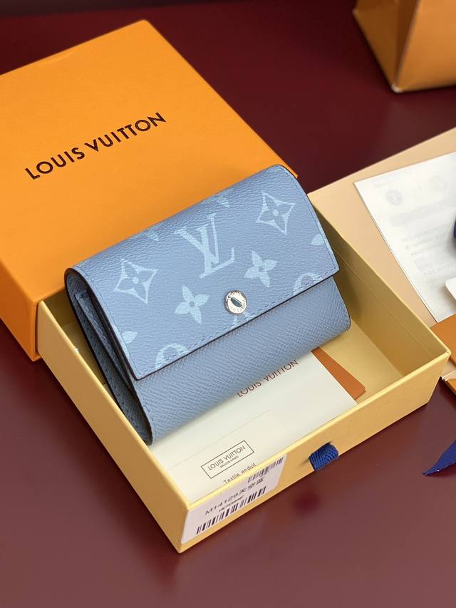 出厂价P M14129 天空蓝！Victor 錢包、這款優雅的Victor錢包以Monogram Eclipse帆布製作，可放置零錢、名片、紙幣和票據，格外實用