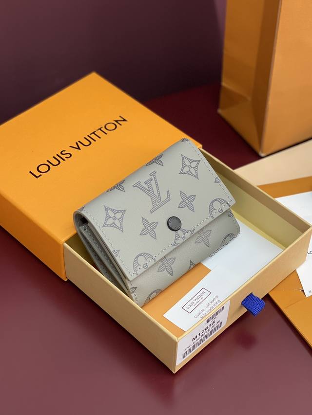 出厂价P M12635 新压花冰灰!Victor 錢包、這款小巧的Victor錢包以Monogram Shadow牛皮製作,綴有細緻的Monogram壓花圖案, 出厂价P M12635 新压花冰灰!Victor 錢包、這款小巧的Victor錢包以Monogram Shadow牛皮製作,綴有細緻的Monogram壓花圖案,