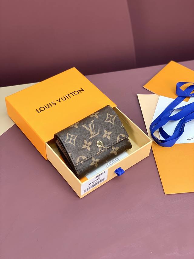 出厂价P M12598 老花！Victor 錢包、這款優雅的Victor錢包以Monogram Eclipse帆布製作，可放置零錢、名片、紙幣和票據，格外實用。