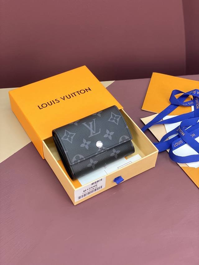 出厂价P M12598 黑花！Victor 錢包、這款優雅的Victor錢包以Monogram Eclipse帆布製作，可放置零錢、名片、紙幣和票據，格外實用。