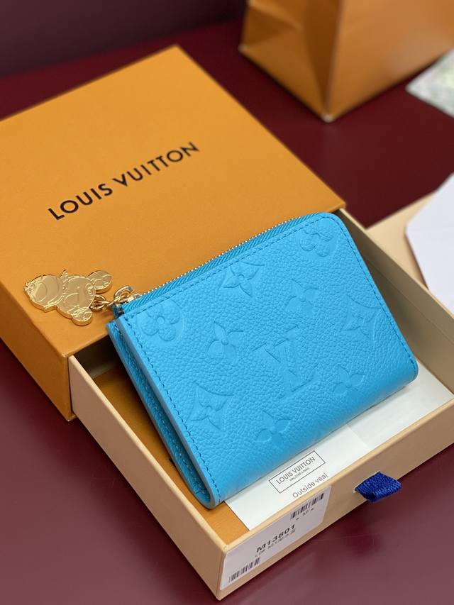 出厂价P M13801 湖水蓝！芯片版、Noa 小型錢包、這款Noa小型錢包以路易威登的經典Monogram牛皮制作！採用小巧的正方形設計，並設有別具特色的L型