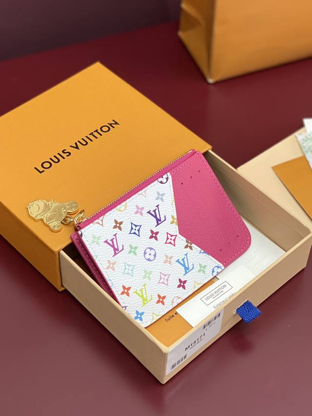 出厂价P M14171玫红色！芯片版、本款 Romy 卡夹出自路易威登 X 村上隆跨界合作系列，为 Monogram Empreinte 皮革渲染清新色彩，巧妙