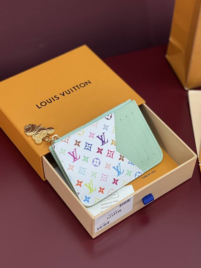 出厂价P M14171绿色！芯片版、本款 Romy 卡夹出自路易威登 X 村上隆跨界合作系列，为 Monogram Empreinte 皮革渲染清新色彩，巧妙致
