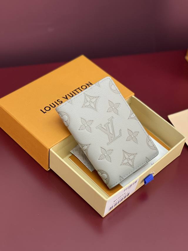 出厂价P M14915 新压花冰灰！头层牛皮制作！本款 以 Monogram Shadow 皮革焕新经典设计。柔滑牛皮革含蓄展露标志性 Monogram 压纹，