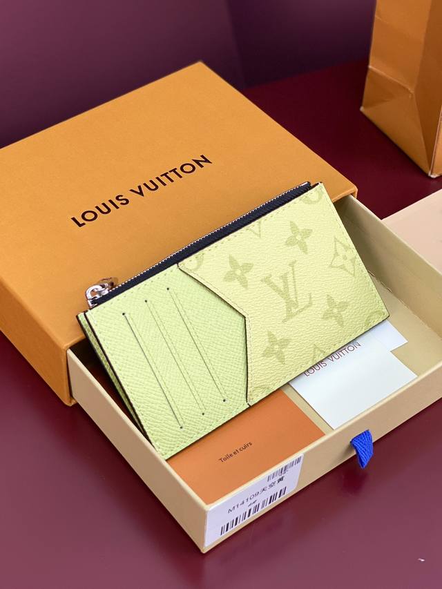 出厂价P M14109 天空黄！卡夹、 取材深染 Taga 皮革和 Monogram 帆布，以紧凑构型囊括信用卡位、拉链零钱袋和钞票隔层。8 X 14.5 X