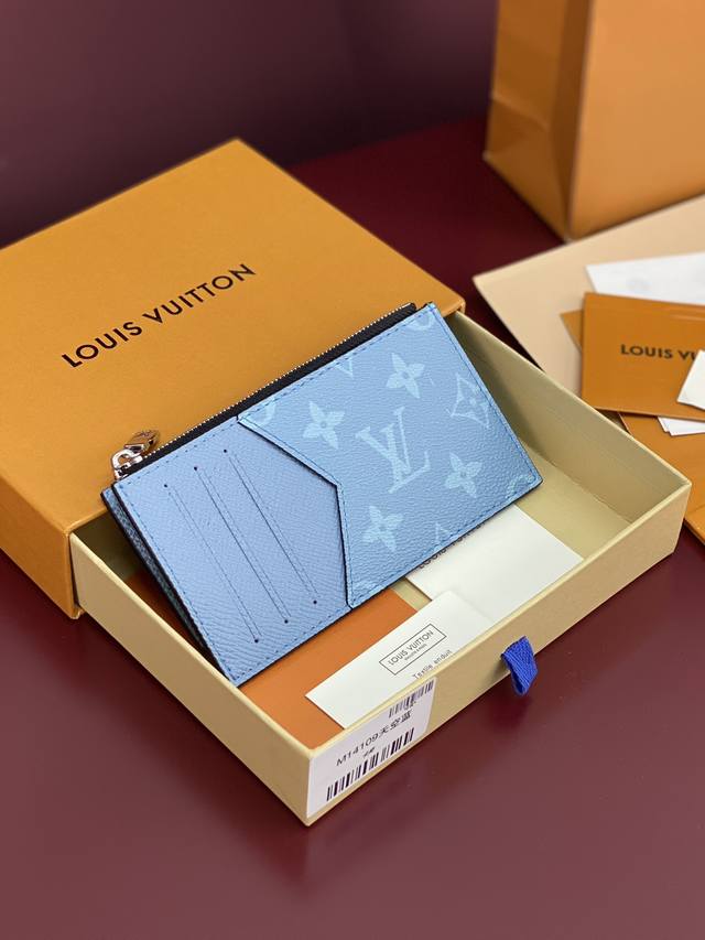 出厂价P M14109 天空蓝！卡夹、 取材深染 Taga 皮革和 Monogram 帆布，以紧凑构型囊括信用卡位、拉链零钱袋和钞票隔层。8 X 14.5 X