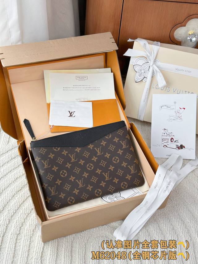 出厂价P M62048 黑 A级全钢 个性化定制版！163变码、Daily Pouch 這款Daily Pouch以經典Monogram帆布配微粒面牛皮，設計既