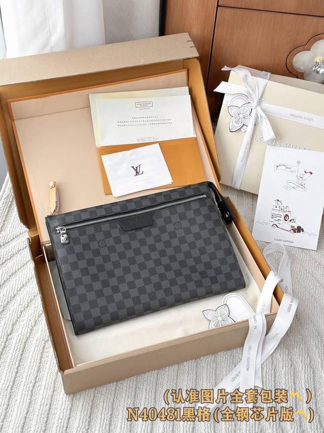 出厂价P N40481 大号黑格 A级全钢 个性化定制版!163变码、本款由Pochette 24H手拿包 以Taiga 牛皮革塑造纤薄圆润的构型而成、拥有风琴 出厂价P N40481 大号黑格 A级全钢 个性化定制版!163变码、本款由Pochette 24H手拿包 以Taiga 牛皮革塑造纤薄圆润的构型而成、拥有风琴